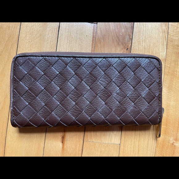 LIKE NEW! Chocolate Brown Michael Kors Zip Up Wallet - Picture 2 of 3